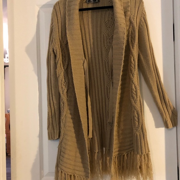 Y London Long tan sweater with Fringe. - Picture 5 of 6